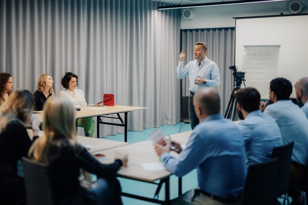 Jarosław Kuźniar prowadzi szkolenie z public speaking dla menedżerów - trener wystąpień publicznych w akcji