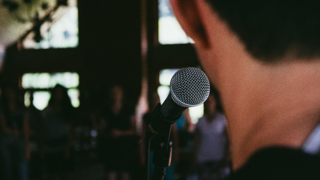 Profesjonalny mikrofon przygotowany do wystąpienia publicznego w sali konferencyjnej