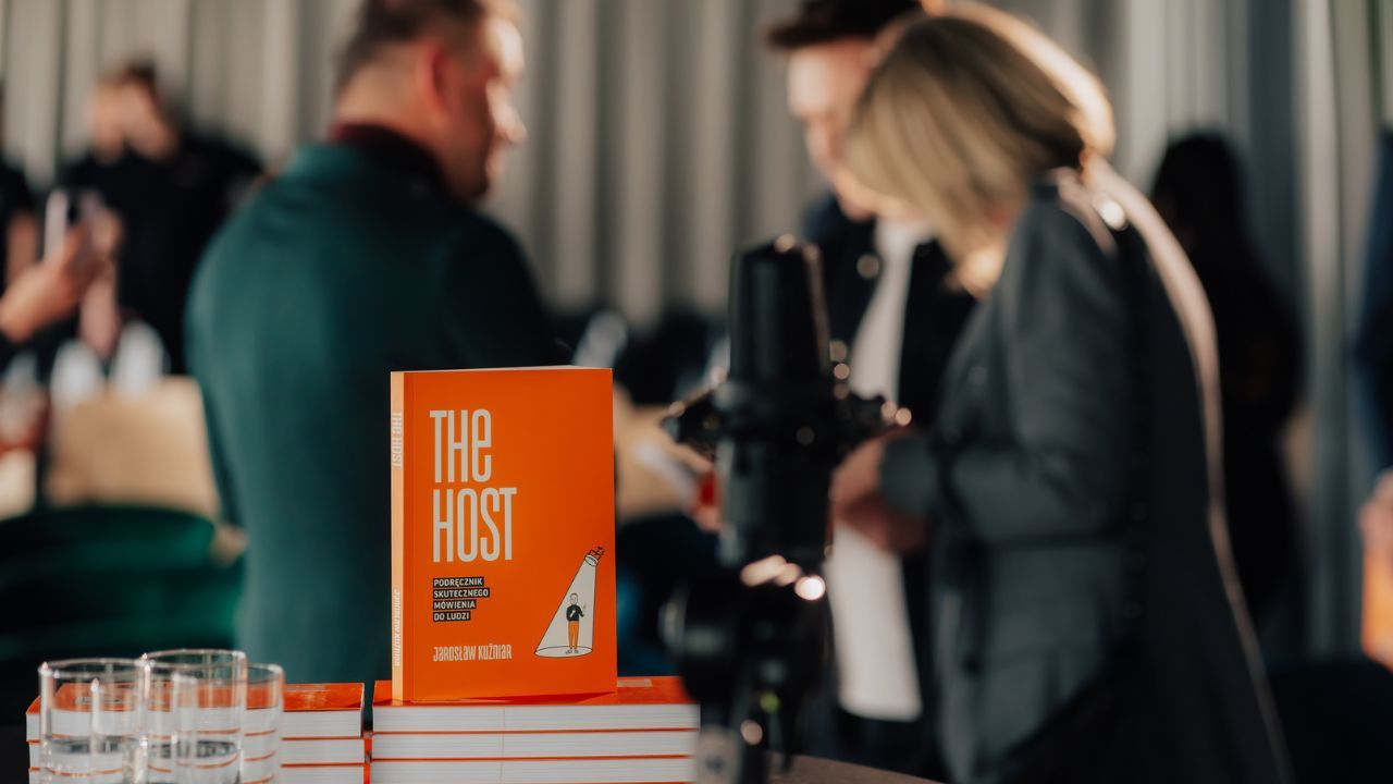 Podręcznik The Host Jarosława Kuźniara na stole – książka o tym jak występować publicznie