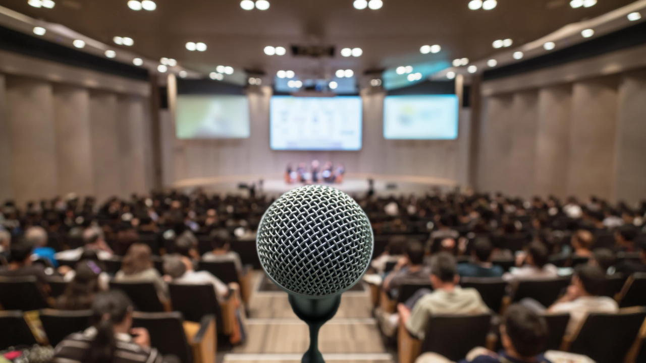 Sala konferencyjna z mikrofonem – jak przygotować się do wystąpienia publicznego