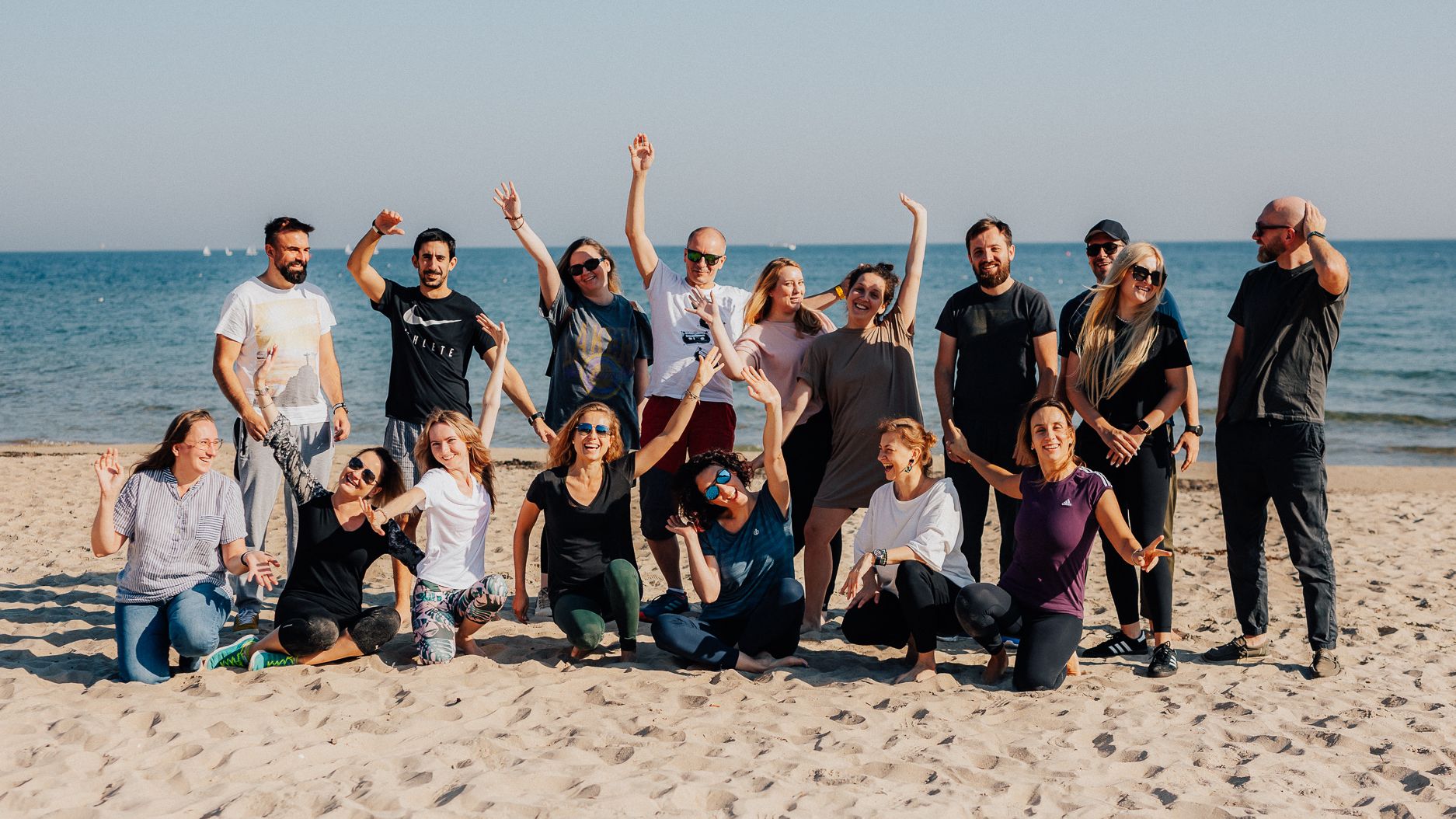 Zadowoleni uczestnicy szkolenia public speaking na plaży – efekty warsztatów Voice House Academy